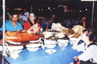Spanferkel auf dem Pasar Malam von Denpasar