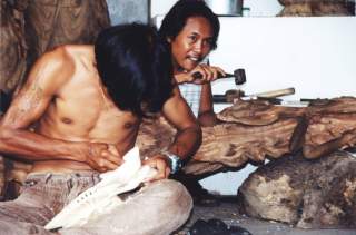 Holzschnitzer bei der Arbeit