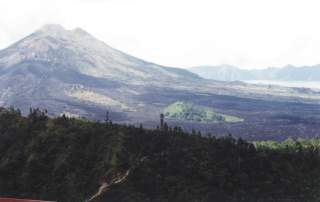 Der Vulkan Batur mit Kraterrand und -see