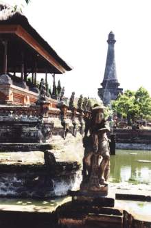 Die Gerichtshalle mit Steinfiguren