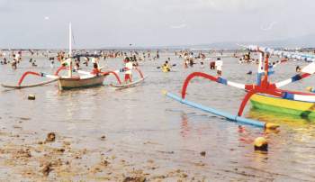 Der Strand von Sanur bei Ebbe