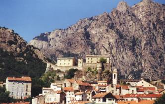 Blick auf Corte und die Zitadelle