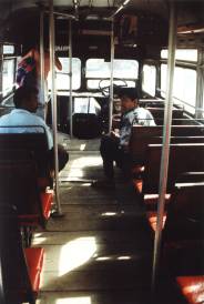 Klappriger Bus mit Holzplanken