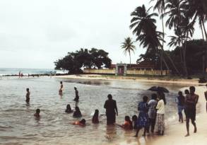 Baden mit Regenschirm