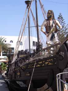 Piratenboot im Hafen von Port El Kantaoui